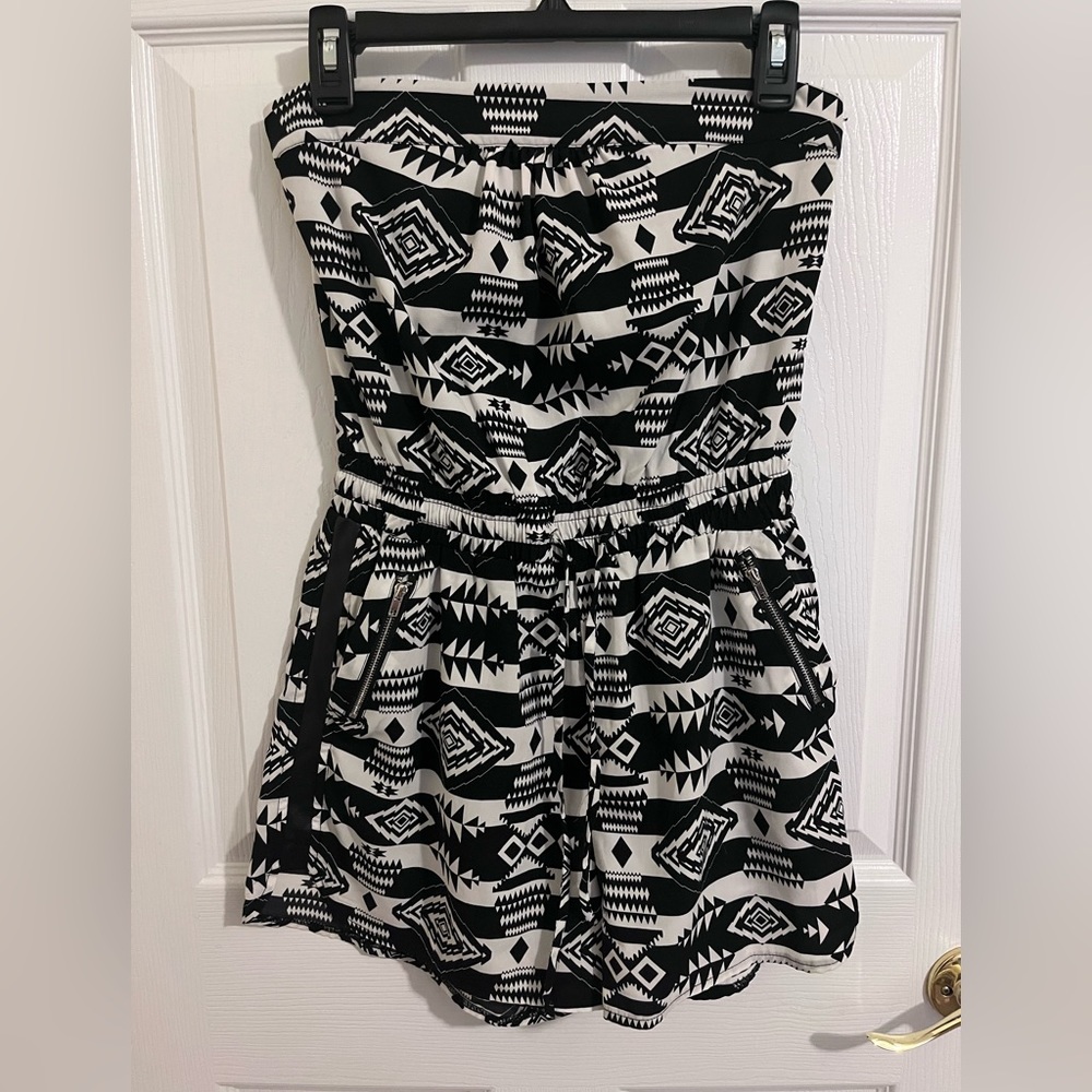 2B Bebe Black and white pattern romper shorts with tie waist. Size Small.